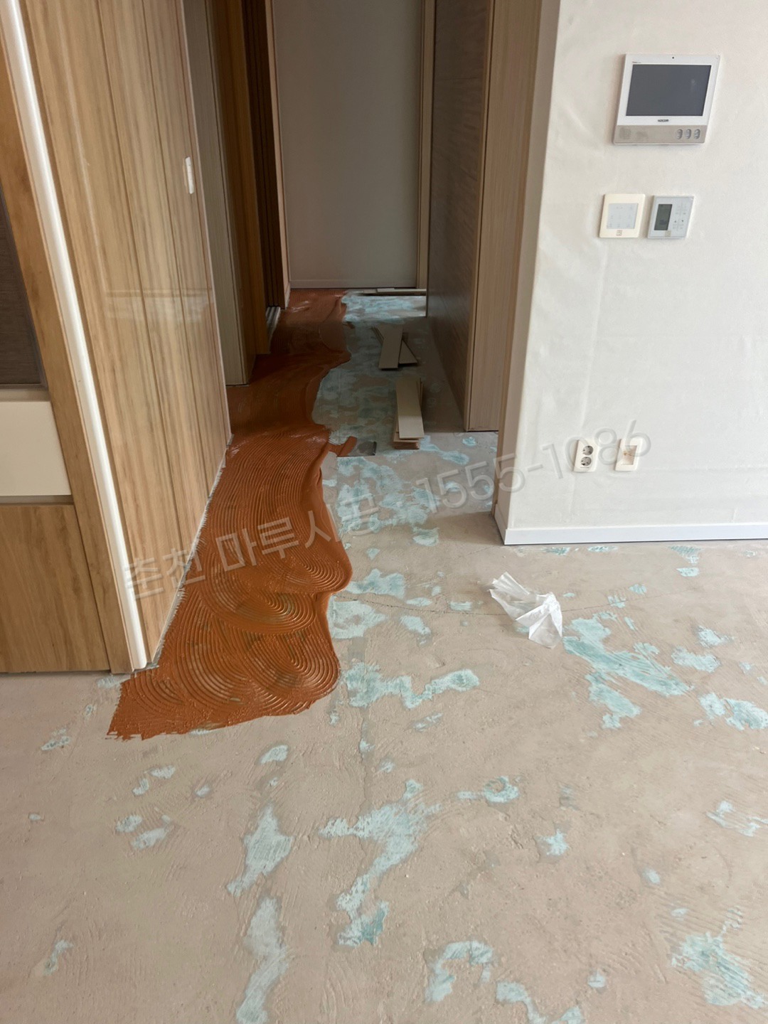 춘천 소양로3가 마루바닥 시공업체 디앤메종 식스팩3.5 쉐넌화이트 아파트 시공 중